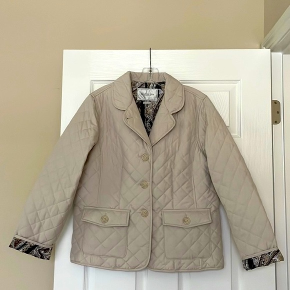 NWOT VAN HEUSEN OFF WHITE, LIGHT WEIGHT QUILTED JACKET